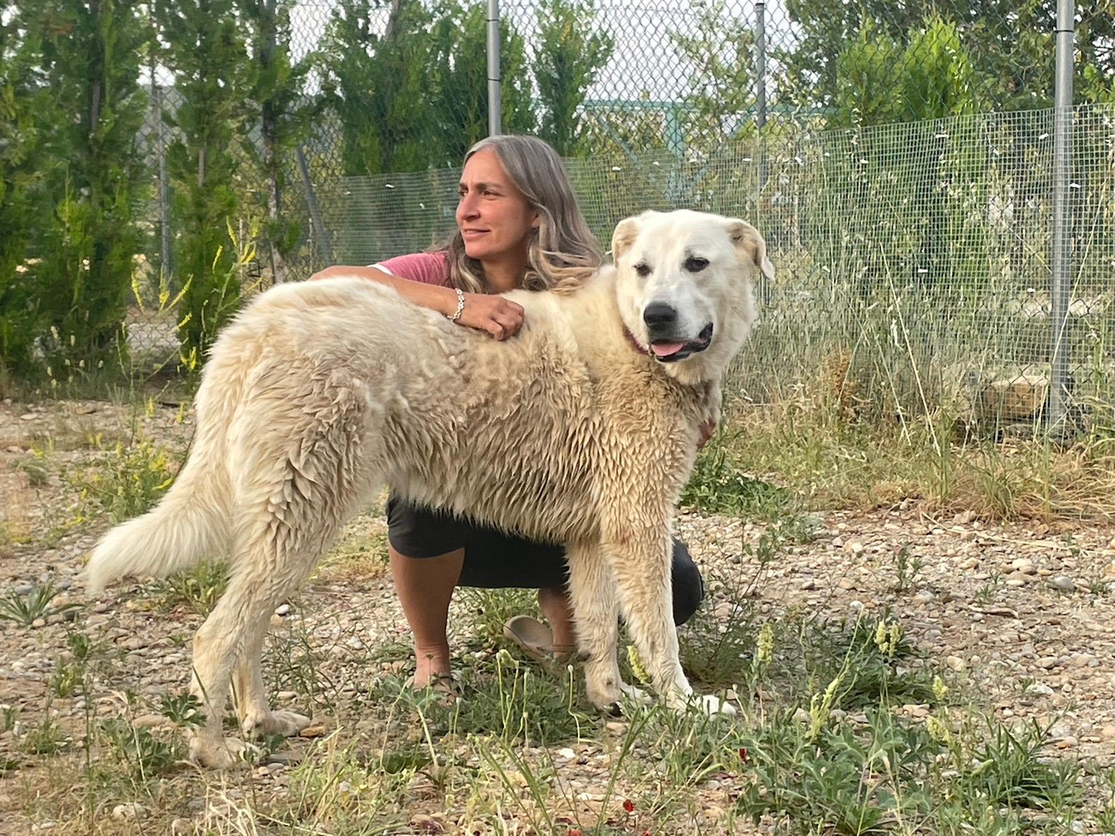Vanesa con uno de los perros de la residencia