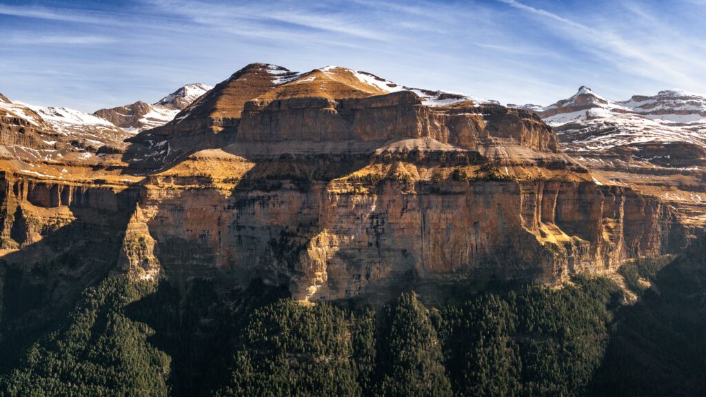 Paredes calizas y bosque en el Parque Nacional de Ordesa y Monte Perdido